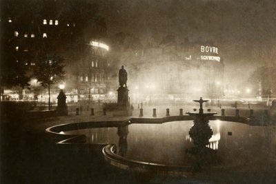 トラファルガー広場。チャリングクロスに向けて。夜のロンドン、1928。 作： Unbekannt