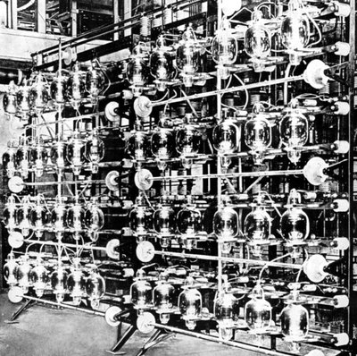 1926年、グウィネズ、カーナーボンのマルコーニステーションにある送信バルブ 作： Unbekannt