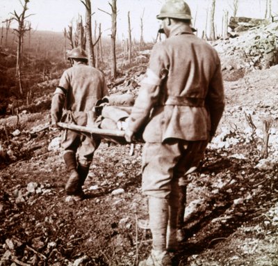 負傷した輸送、フランス北部のケマンデダム、c1914-c1918。 作： Unbekannt