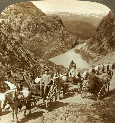 ノルウェー、セリエスタッドの野生の渓谷を通る山道の旅行者、c1905。 作： Unbekannt
