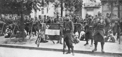 1914年8月、フランスのパリ、フランスの第102歩兵、フランスのサンフランソワザビエルの軍隊と旗 作： Unbekannt