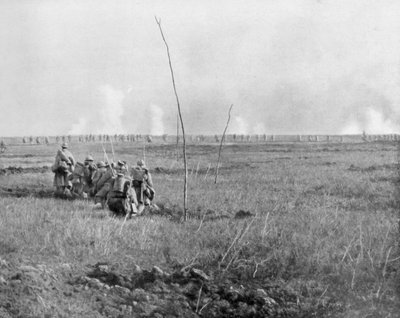 1917年5月5日、フランス、ケマンデダム、敵の塹壕を攻撃する軍隊 作： Unbekannt