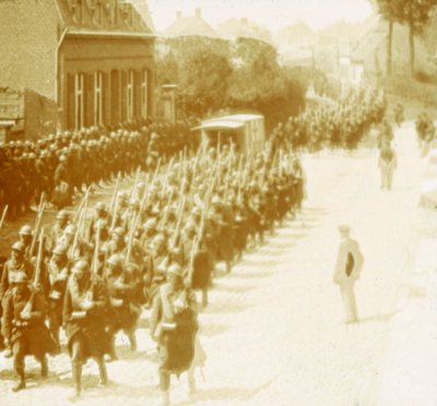 軍隊行進、アルフェリンゲム、フランダース、ベルギー、c1914-c1918 作： Unbekannt