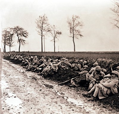 フランス北部の道路脇で休む部隊、c1914-c1918 作： Unbekannt