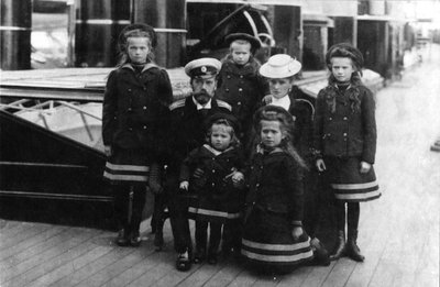 ロシアの皇帝ニコラス2世とツァリナアレクサンドラとその子供たち、1907年。 作： Unbekannt
