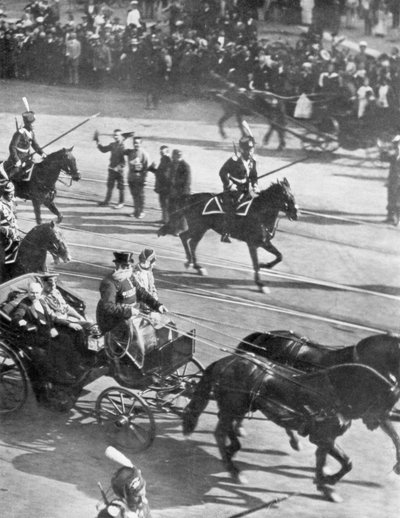 1914年7月21日、ロシアのサンクトペテルブルクにあるフランスのポアンカレ大統領を訪問したニコラス2世皇帝。 作： Unbekannt
