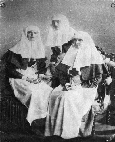 Tsarina Alexandra and Grand Duchesses Olga and Tatiana of Russia、1914 作： Unbekannt