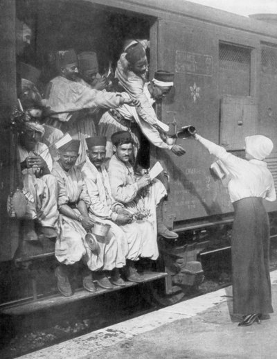 列車で正面に向かう途中のトルコのライフルマン、1914年 作： Unbekannt