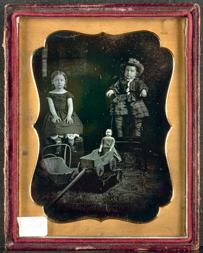 おもちゃを持つ2人の子供、c。 1855。 作： Unbekannt
