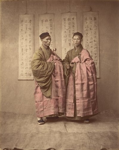 [一致する伝統的なドレスを着た 2 人の中国人男性]、1870 年代。 作： Unbekannt