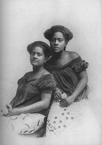 ヨーロッパ風の髪型をしたフィジー王女2人、1902年 作： Unbekannt