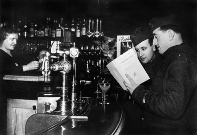 カフェで休暇中の2人のフランス兵、c1939-1940 作： Unbekannt
