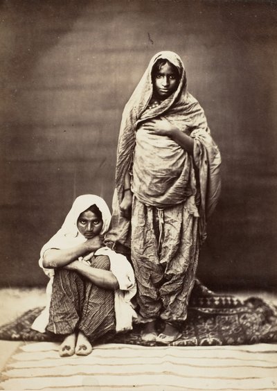 2 人のインド人女性、1 人が着席、1860 年代。 作： Unbekannt