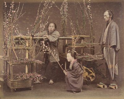 [開花枝でポーズをとる 2 人の日本人男性と 1 人の日本人女性]、1870 年代、 作： Unbekannt