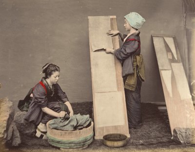 [洗濯物を持ってポーズをとる 2 人の日本人女性]、1870 年代。 作： Unbekannt