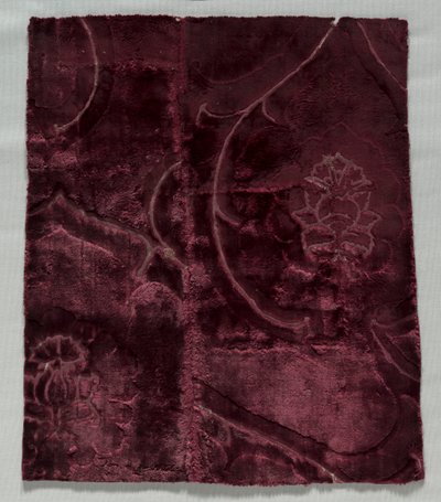 2つのベルベットの断片が1400年代に縫い合わされました。 作： Unbekannt