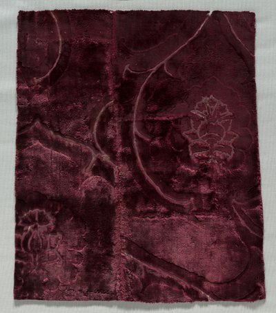 2つのベルベットの断片が1400年代に縫い合わされました。 作： Unbekannt