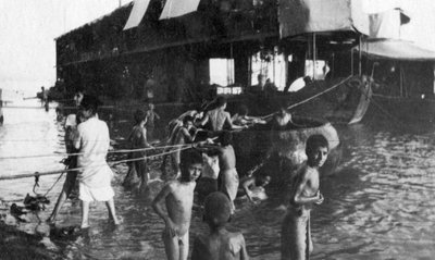 1918年にイギリス軍をティグリスからアマラからバグダッドに移動させるために使用された2階建てのはしけ 作： Unbekannt