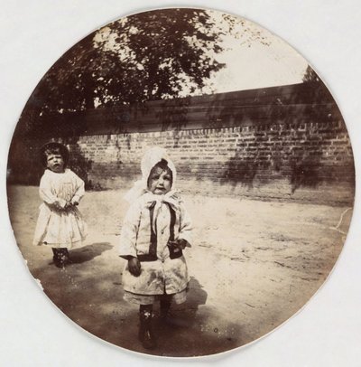 "Two small children walking alongside a wall", vers les annees 1890 作： Unbekannt
