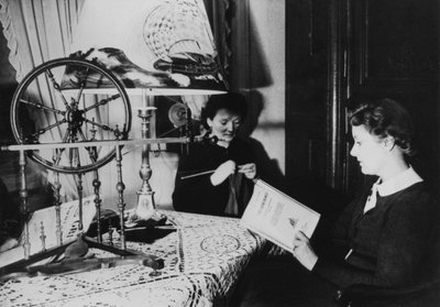 自宅にいる2人の女性、フランス、1939 作： Unbekannt