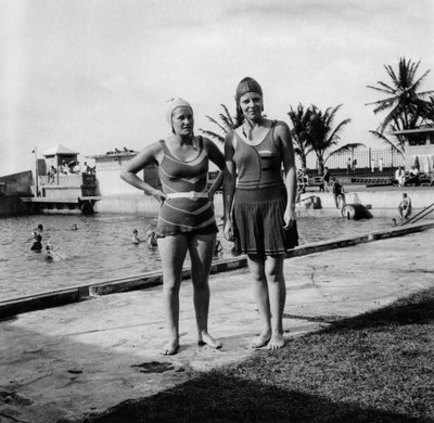 スイミングプールのそばの水着姿の2人の女性（バルボア、パナマ、1931年） 作： Unbekannt