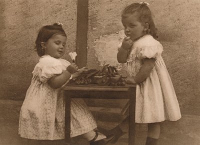 1937年、テーブルで2人の少女。 作： Unbekannt