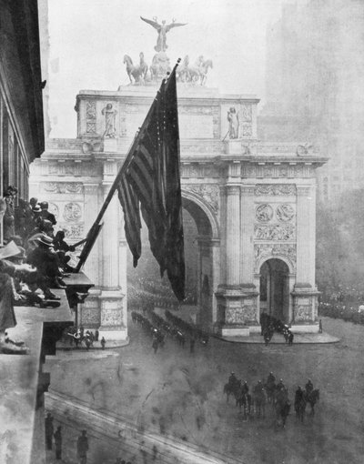 1919年9月10日、米国ニューヨーク州マディソンスクエアの勝利のアーチを通過する米国第1軍 作： Unbekannt