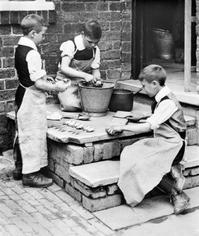 イギリス : 孤児院でジャガイモの皮をむき、ナイフを研ぐ少年たち - ポンテフラクト - 1905年頃 作： Unbekannt