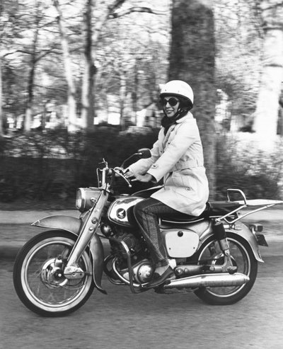 United States: c.1961 Honda 160のバイクに乗る女性。(白黒写真) 作： Unbekannt