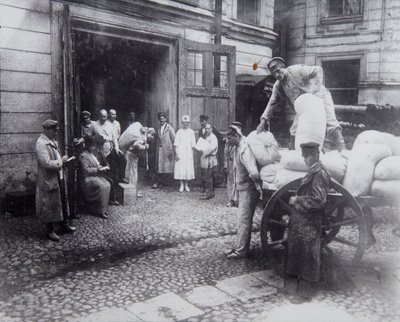 食品の荷降ろし、科学者の家、ペトログラード、ロシア、c1920-c1924 作： Unbekannt