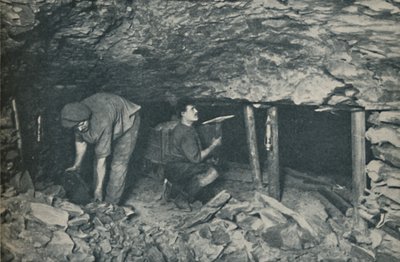 危険に直面する無意識の英雄、c1935 作： Unbekannt