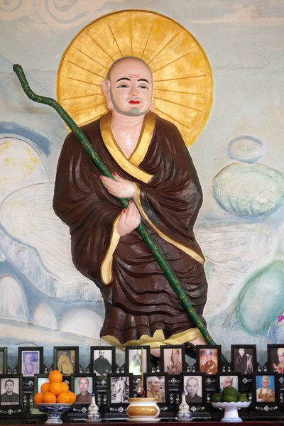 Van Hanh zen buddhist monastery.ベトナムの祖先のための祭壇の上の仏教の僧侶。死者の崇拝。ダラット。ベトナム 作： Unbekannt