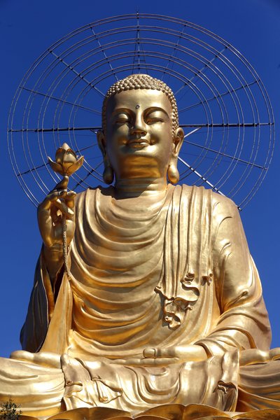 ヴァンハン禅僧院。黄金の仏像。ダラット。ベトナム 作： Unbekannt
