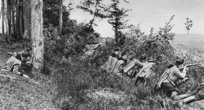 第一次世界大戦、1917年に森の開拓地を占領したオーストリアハンガリーウーランの前衛 作： Unbekannt