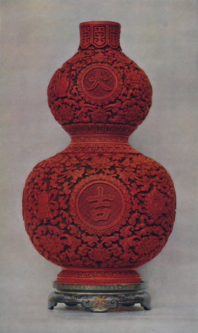 1928年のフラットラッカースタンド付きオリーブグリーンの地面に刻まれた赤いラッカーの花瓶 作： Unbekannt
