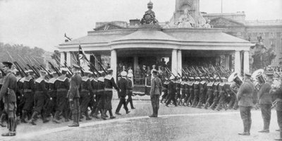 1919年7月19日、ロンドンのビクトリア記念碑とバッキンガム宮殿を通過する勝利パレード 作： Unbekannt