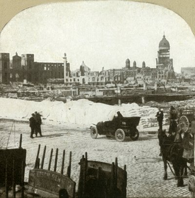 1906年、モールダースクールの配給所からの眺め。歩道にたくさんの小麦粉が見える。 作： Unbekannt
