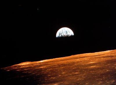 1969年、月を周回するアポロ10号からの地球の眺め 作： Unbekannt
