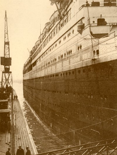 彼女がフローティングドライドックに入ったときの雄大なスターボード側の眺め（c1930）。 作： Unbekannt