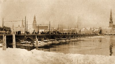 ラトヴィア、リガのドウィナ川にかかる浮橋の眺め。1915年(写真) 作： Unbekannt