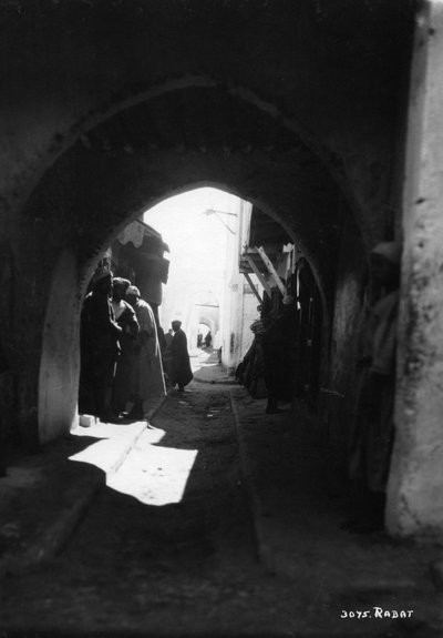 アーチ道、ラバト、モロッコ、c1920s-c1930sからの眺め 作： Unbekannt