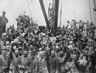 Vive la France：1915年にダーダネルへ向かう輸送機に乗っていたフランス軍 作： Unbekannt