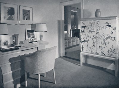 W.＆J.スローン。天然オーク材の机、tの手織りのカバーを示す写真家の趣味の部屋 作： Unbekannt