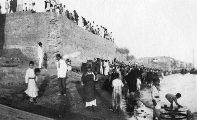 軍のはしけが到着するのを待っている、1917〜1919年、イラク、バグダッドのティグリス川 作： Unbekannt