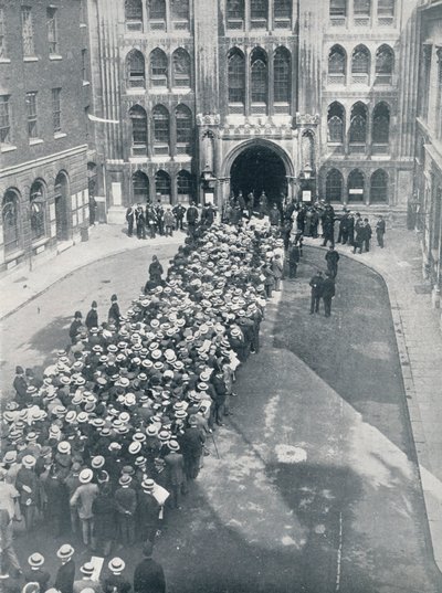 1914年、アスキス氏の最初の武器の大会議のためにギルドホールに入るのを待っている 作： Unbekannt
