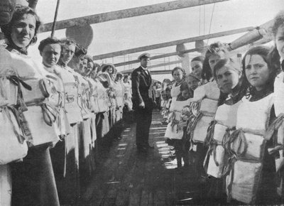 1915年のオーシャンライナーでの戦争時のライフベルトドリル 作： Unbekannt