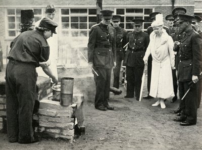 ATSの女の子が職場で見ている...アルダーショットの陸軍料理学校、1941年、c1941。 作： Unbekannt