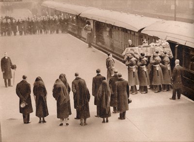王室の基準でカバーされた棺を見て、1936 作： Unbekannt
