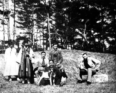 地元の人々との西洋の訪問者、ナムサン、韓国、1900 作： Unbekannt