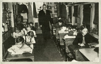 学校が子供たちに来るとき-旅行学校は完全に近代的な教育を提供します 作： Unbekannt